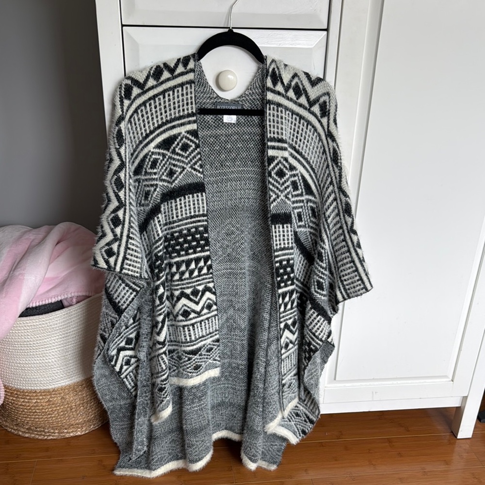Oversized Aztec Shawl - Picture 5 of 5